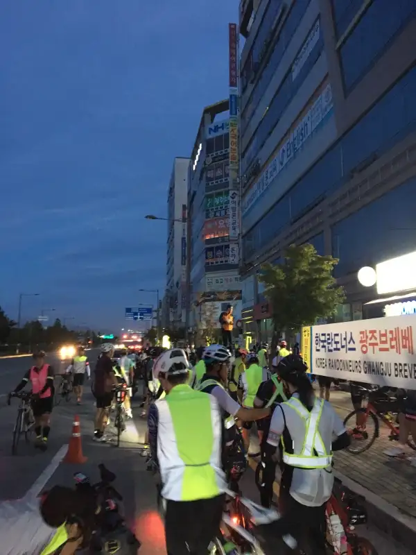 란도너스 200k 에 참가한 출발지 모습입니다. 새벽이고, 많은 참가자들이 반사조끼를 입고 있습니다.2018년 광주브레베 사진