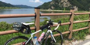 아피듀라 새들백 장착한 국토 종주 사진, 충주를 배경으로