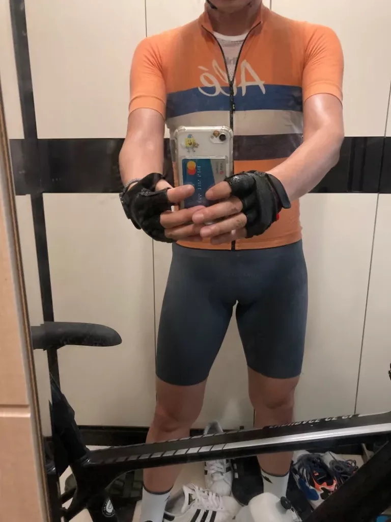 라이딩 직후 데어비 착용 샷. 하나로 딱 떨어지는 느낌이 디자인은 합격이다.