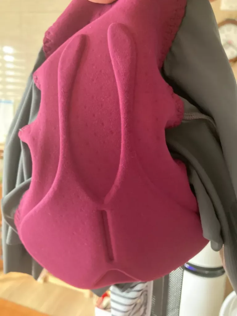 패드의 형상이 조금 특이하다. 남녀 공용을 염두해 둔 것이라고 생각된다.