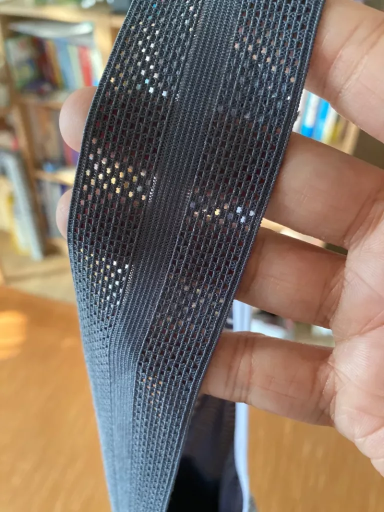  얇지만 까끌까끌한 소재로, 어깨를 잘 잡아 줍니다.