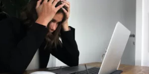 여자가 고민하고 있다