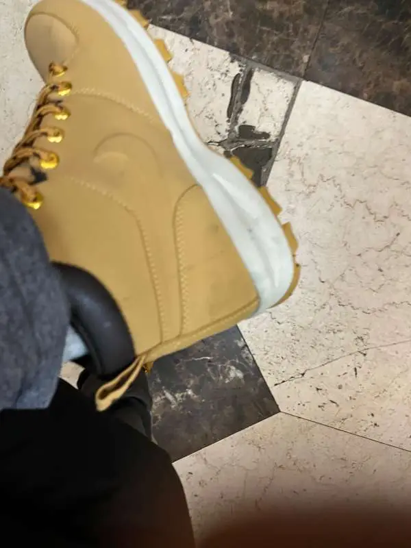 나이키 마노아 레더 부츠, 하이탑 운동화, 신발 겉면이 쉽게 오염됩니다.