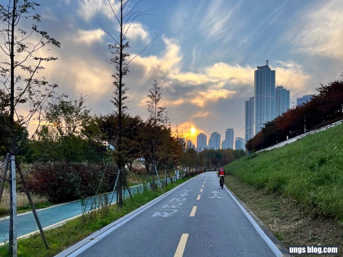 korea bike road at Han River.