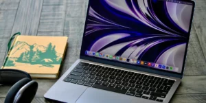 맥북 에어 m1 이 테이블 위에 있습니다.