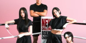 무쇠소녀단2 링위에서 포즈를 취하고 있습니다.