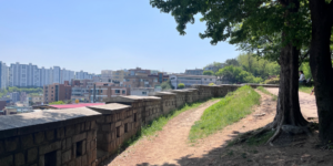 한양도성길 4코스, 성벽너머의 모습