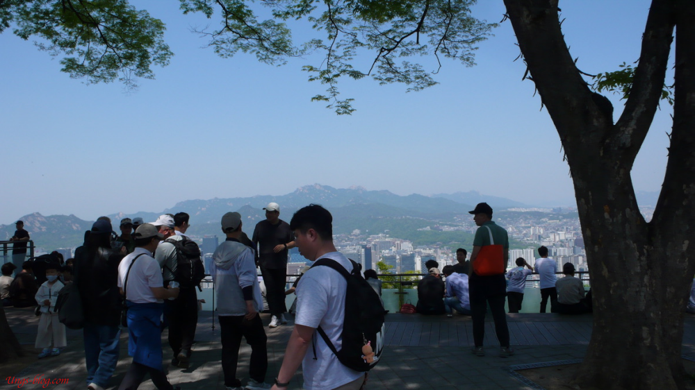 한양도성길 4코스, 남산에 관광객들은 서울시내를 보고 있습니다. 