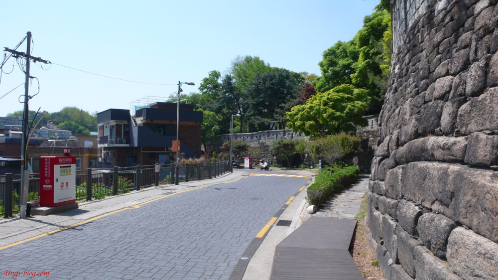 한양도성길 4코스, 마을을 따라 성벽이 이어집니다. 운치 있는 모습입니다. 